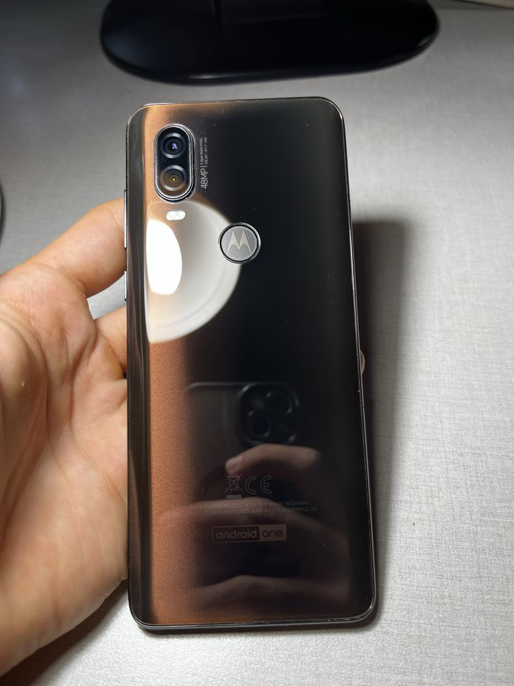 Продавам телефон: Motorola One Vision