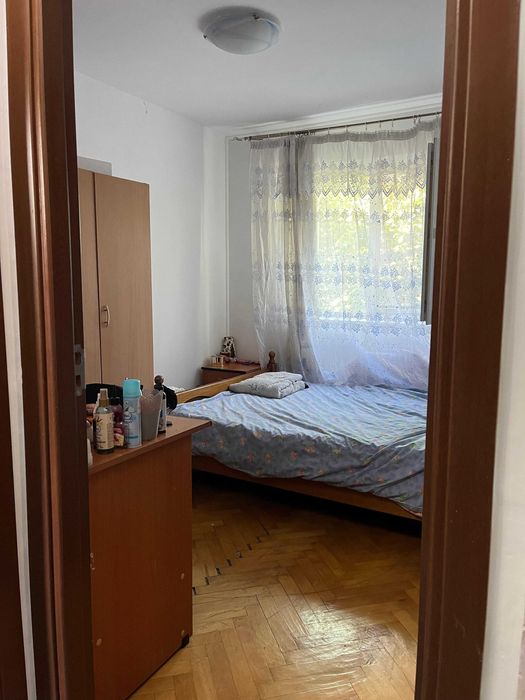 Vând apartament cu 2 camere,zona Podu Roș-Cantemir