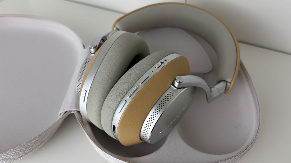 Casti Bowers and Wilkins PX8