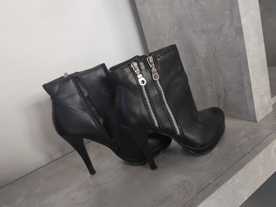 Дамски боти на ток