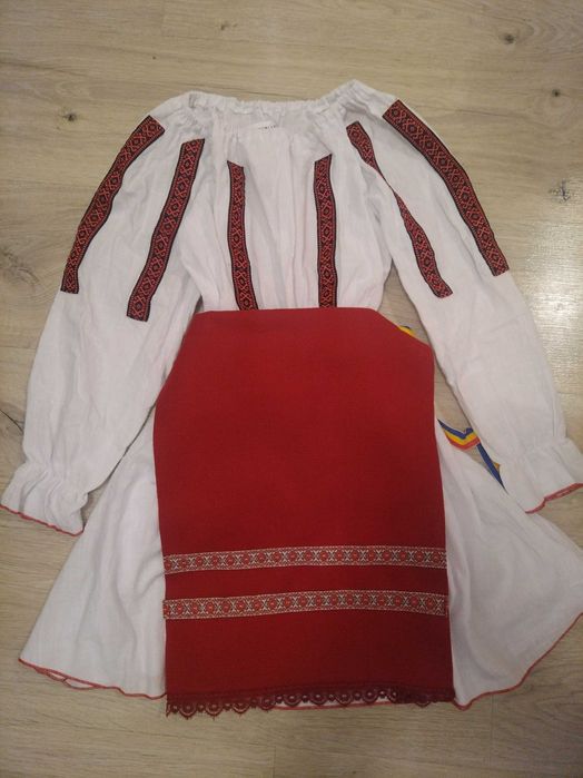 Costum tradițional pentru fete