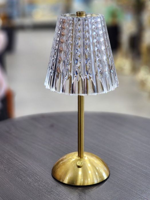 Настольная лампа с стеклянным абажуром и основой в золотом цвете