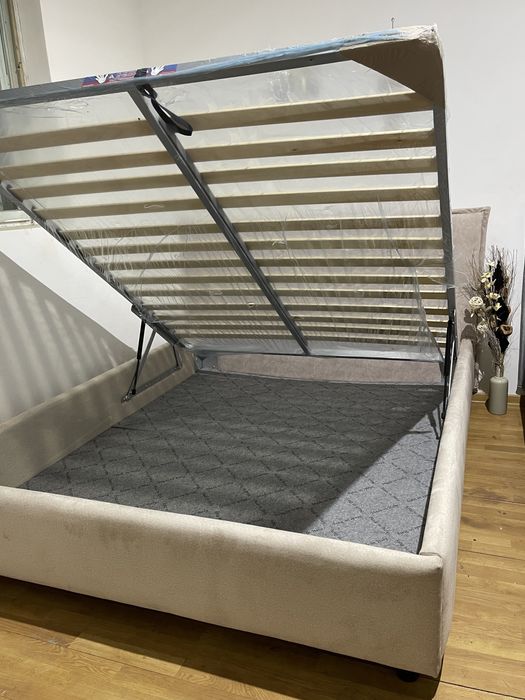 Pat tapitat cu somiera rabatabila