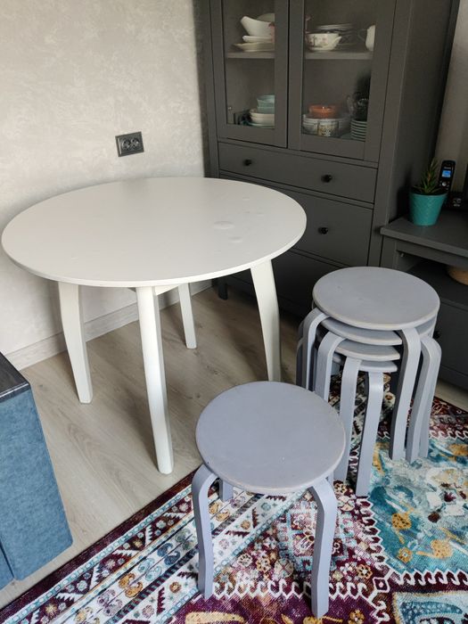 Кухонный стол с 5 табертками