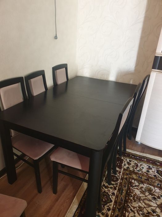 Продается стол в гостинную