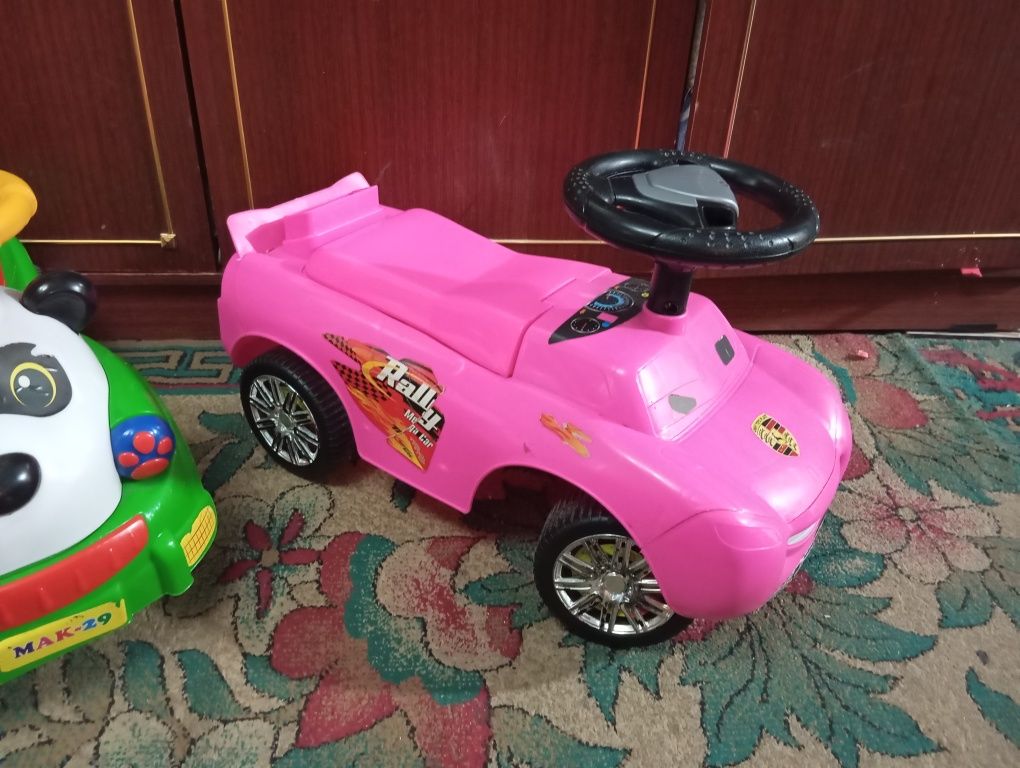 Продаются 2 детские машинки руль поворачивает колёса цена за 2 шт