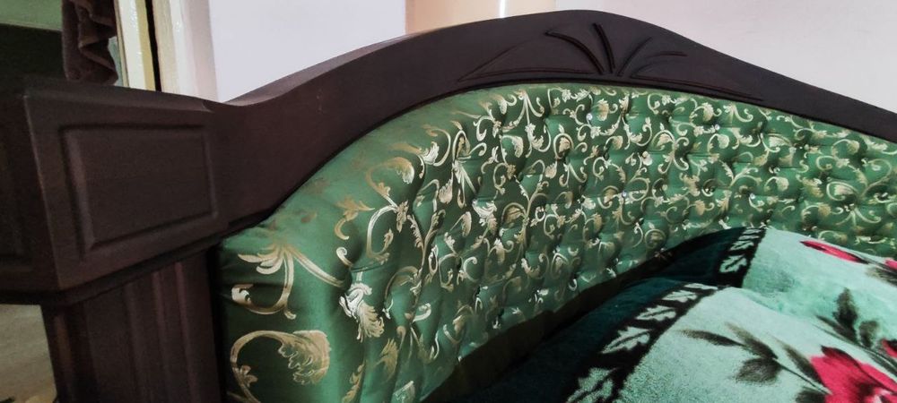 Кроват сотилади .Ёнғоқ дарахтидан ишланган.