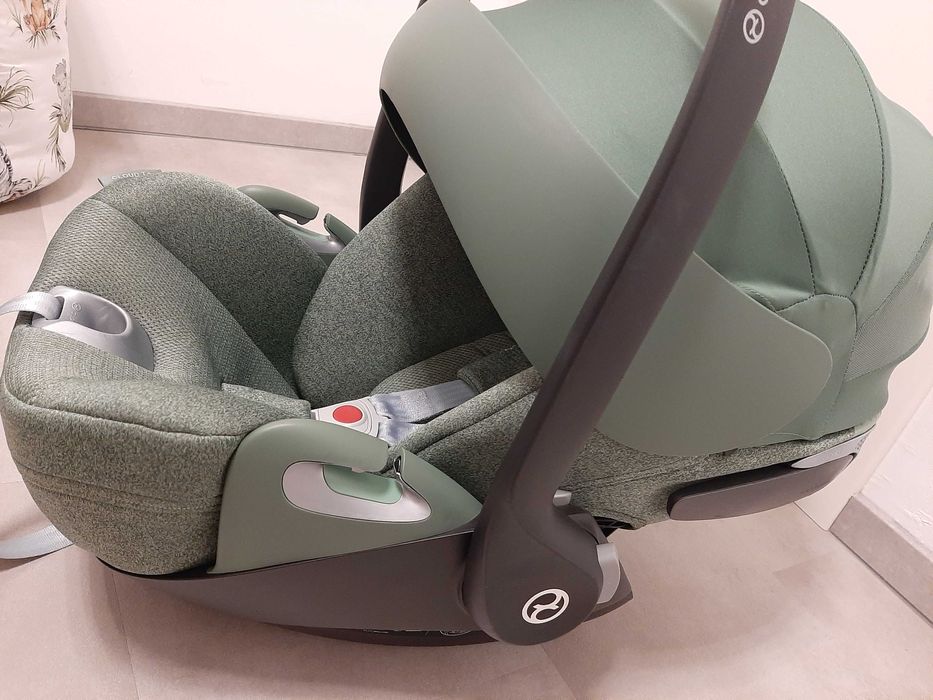 Столче за кола Cybex Cloud T plus с цвят leaf green и Base T