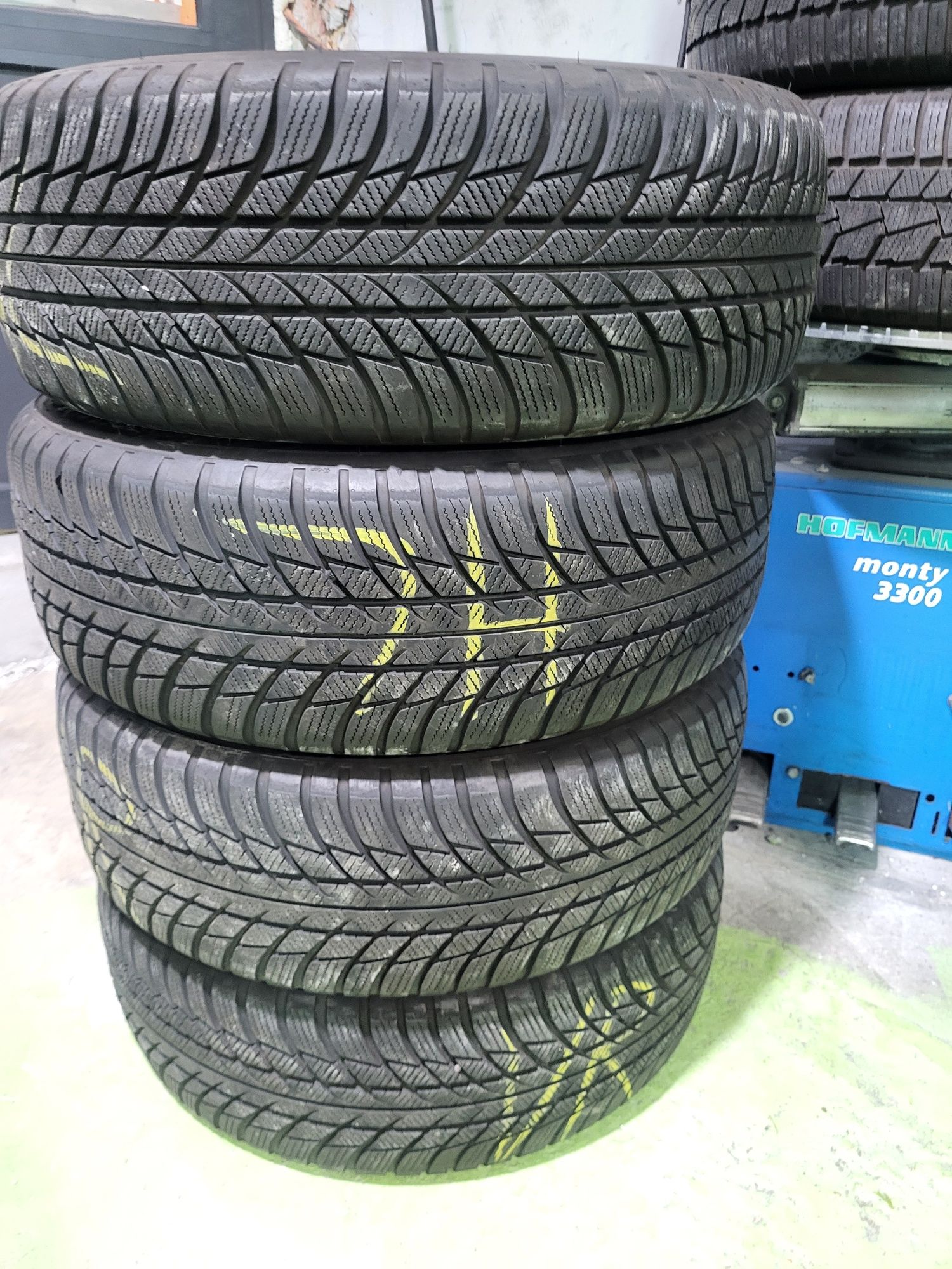 4 бр зимни 205/60/16 Bridgestone