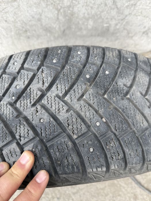 Шины r16. 215/55/16 зимные шиповные очень хорошем состоянии не шумит
