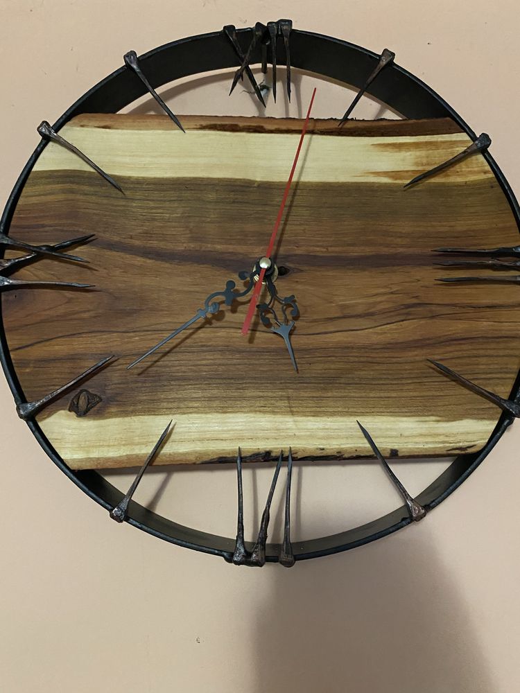 Стенен часовник от дърво - дива череша и метал