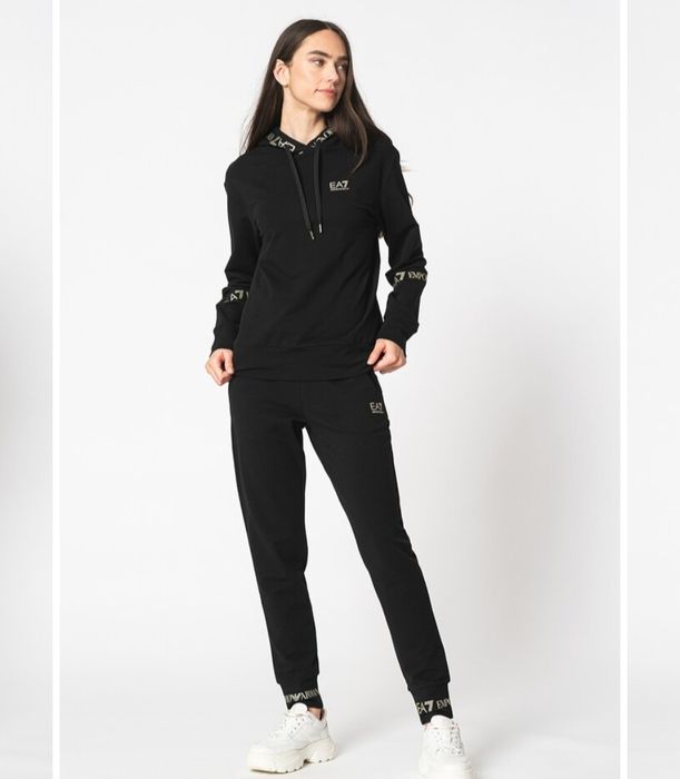 Спортен екип с качулка EA7