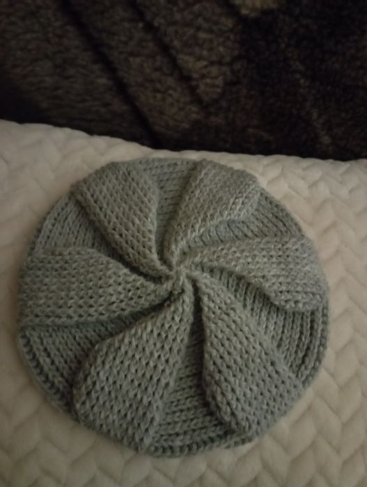 Bereta dama iarna croșetată manual