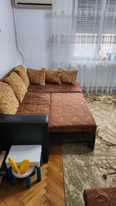 Canapea extensibila cu lada de depozitare