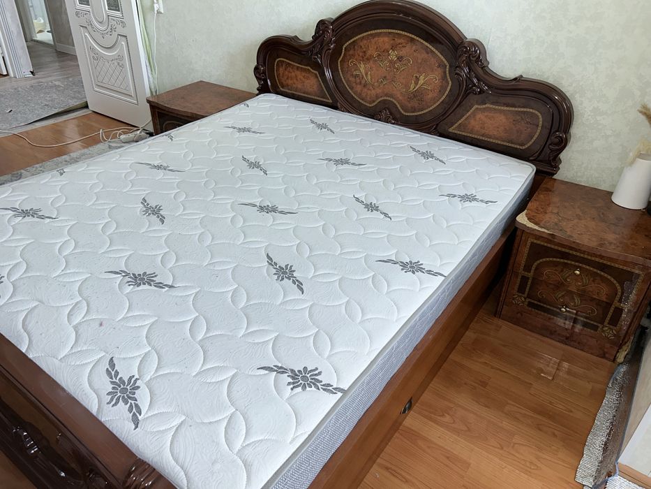 Кровать с матрасом