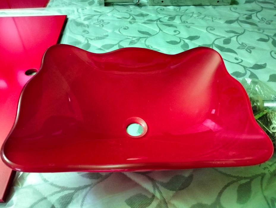 Chiuveta rosie din sticla.