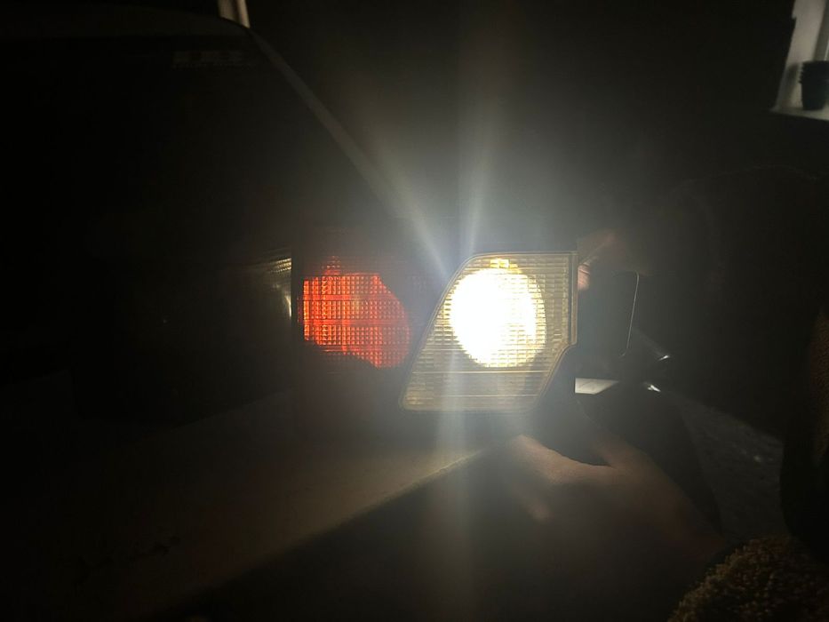 Продам задние стопы на ваз 2110 и задние правое стекло тож на ваз 2110