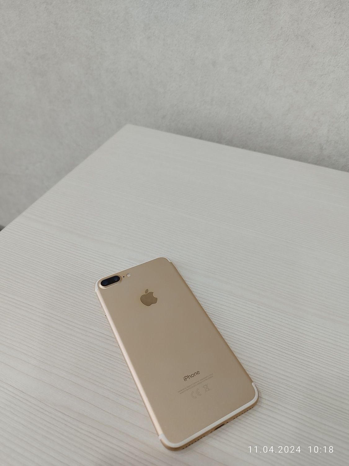 Продам iPhone 7+ gold