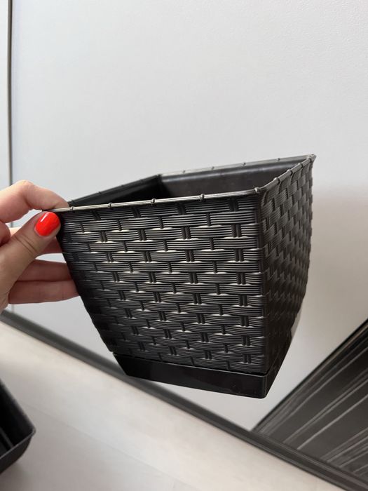 Кафява квадратна саксия за цветя