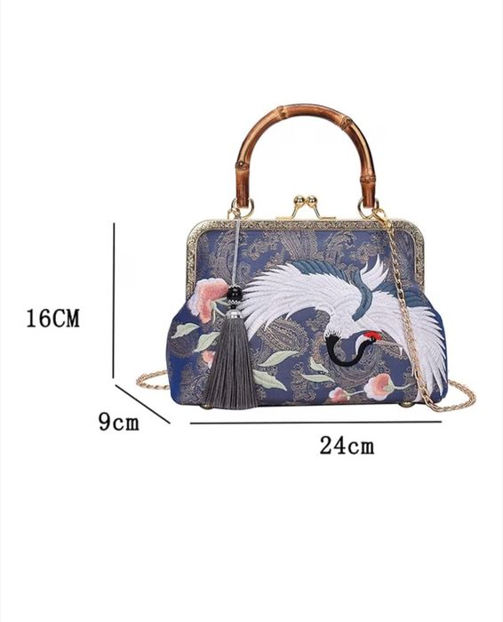 Дамска чанта с бродерия и дръжка от бамбук