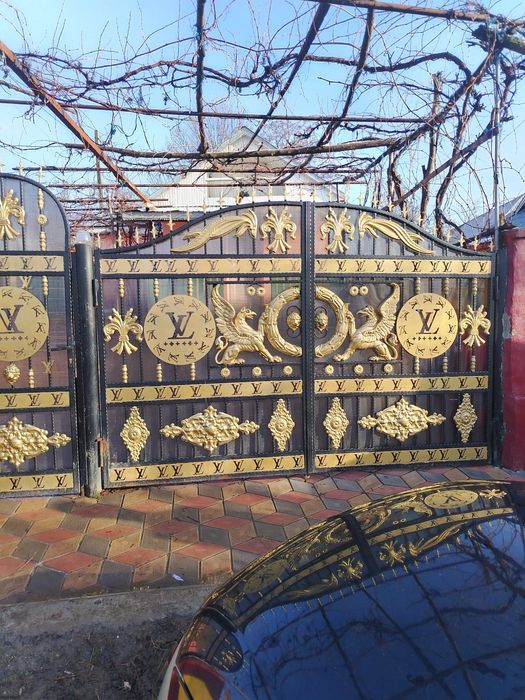 Plase de gard .porți din fer forjat.