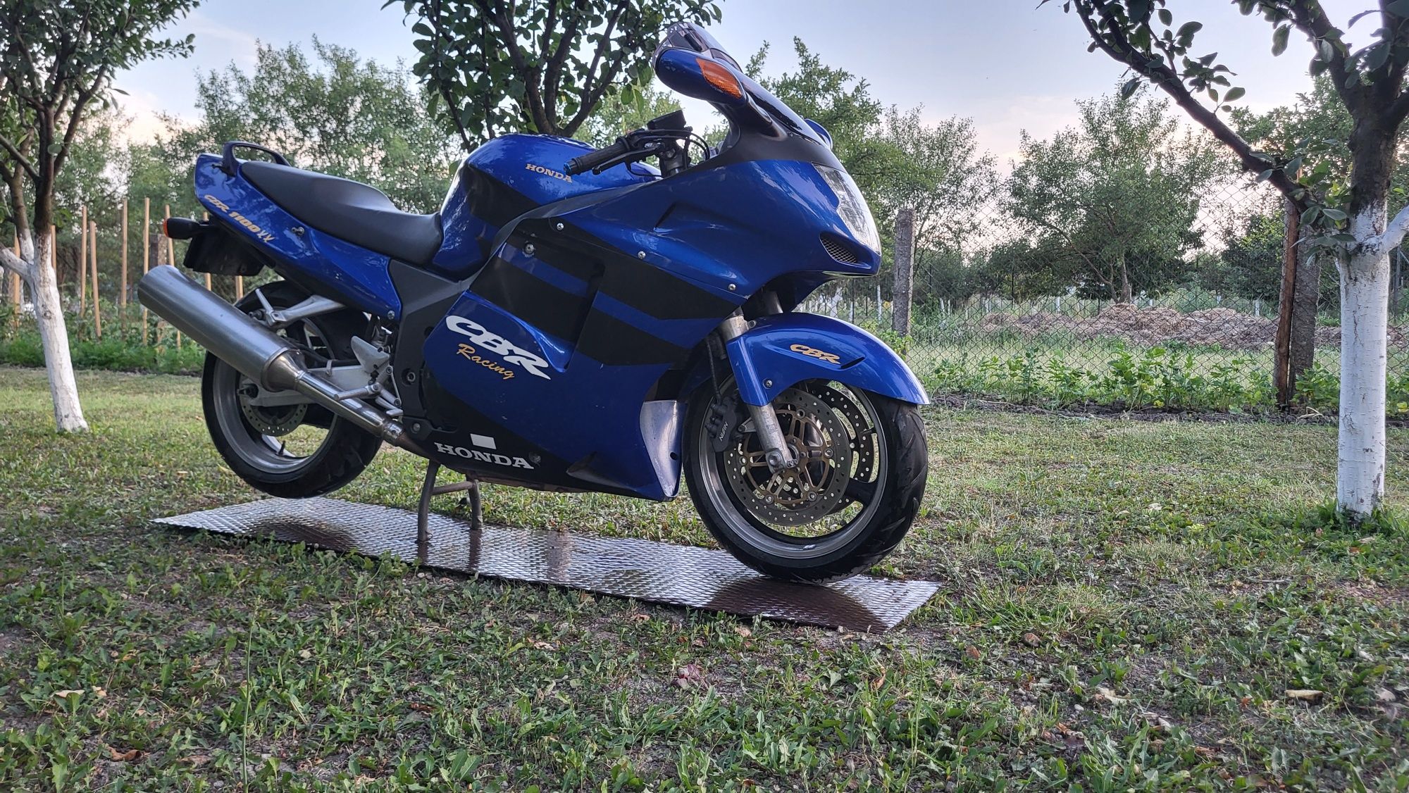 Honda  CBR 1100 XX