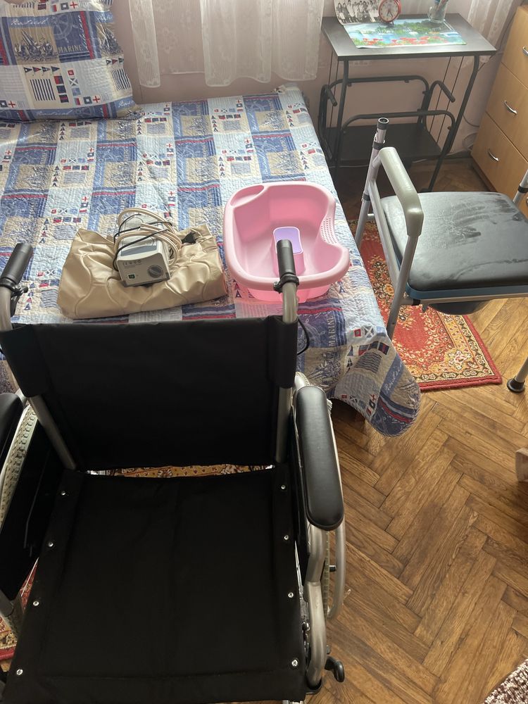 Scaun cu rotile, scaun cu wc camera , saltea antiescare , tava de spal