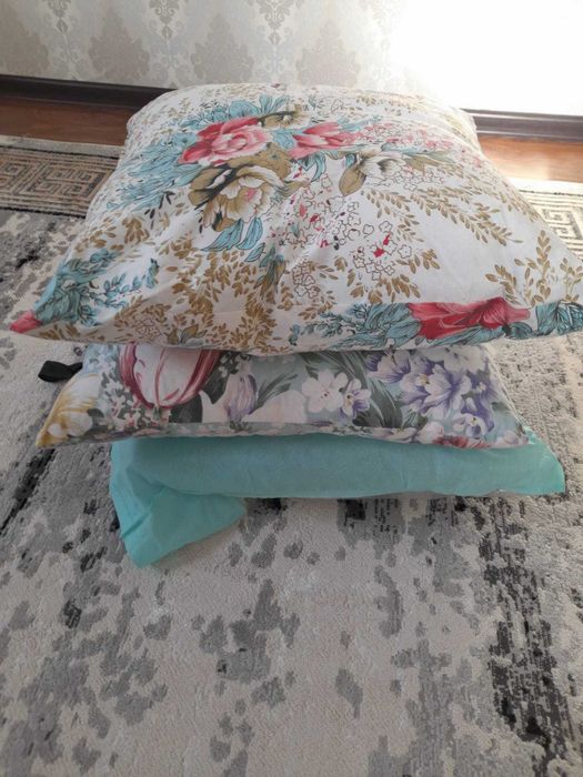 Подушка три  шт 40на 40