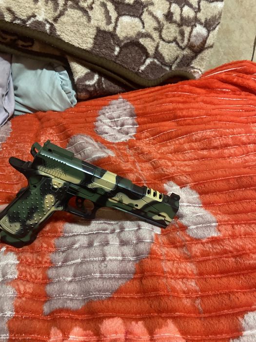 Pistol cu bile stil militar