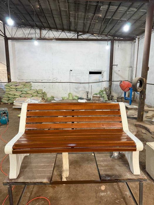 Скамейка из композитного мрамора. Выглядит элегантно