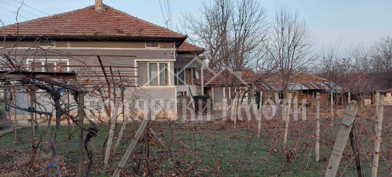 Къща с голям двор в село Павел