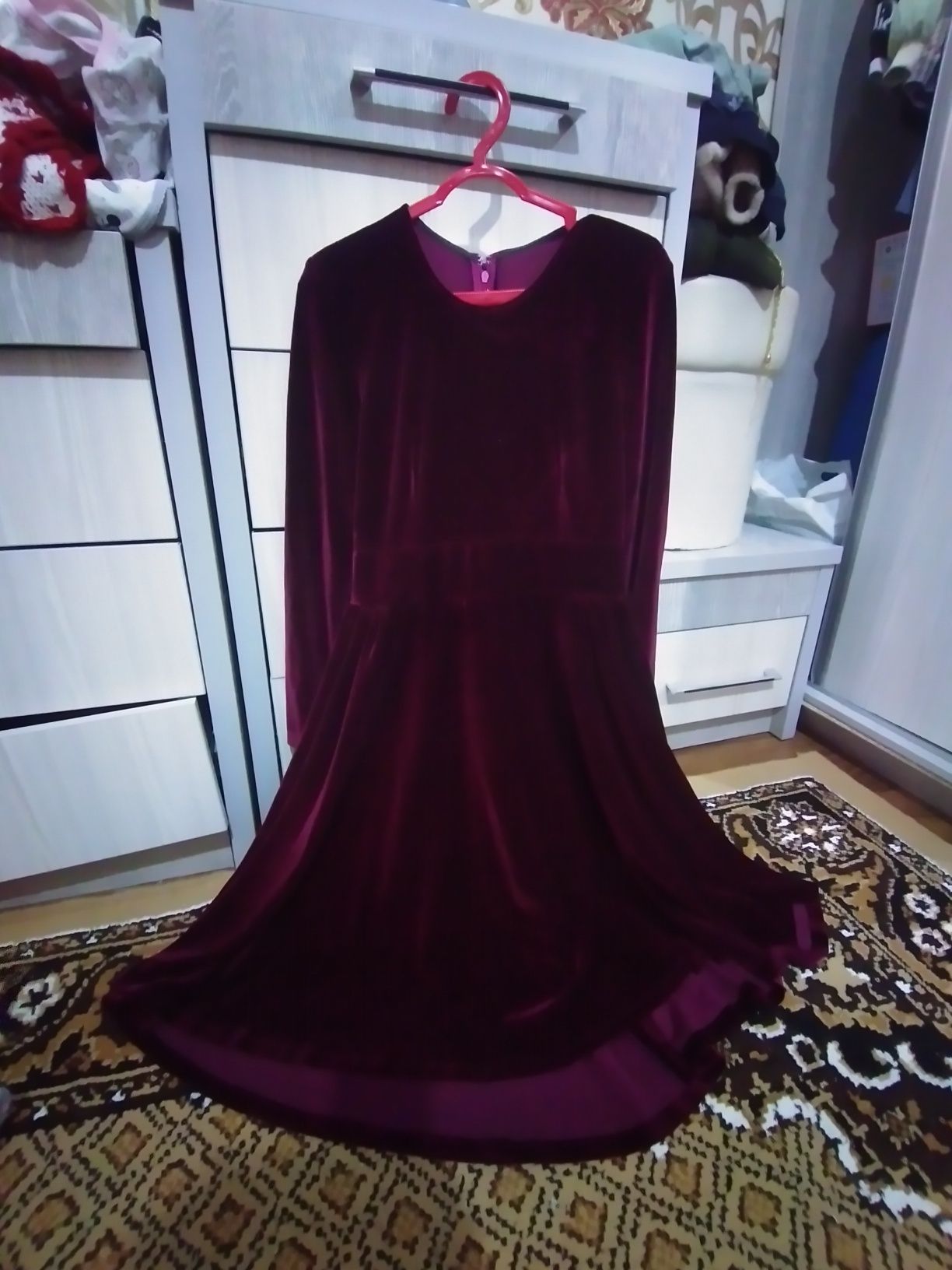 Платье бордового цвета