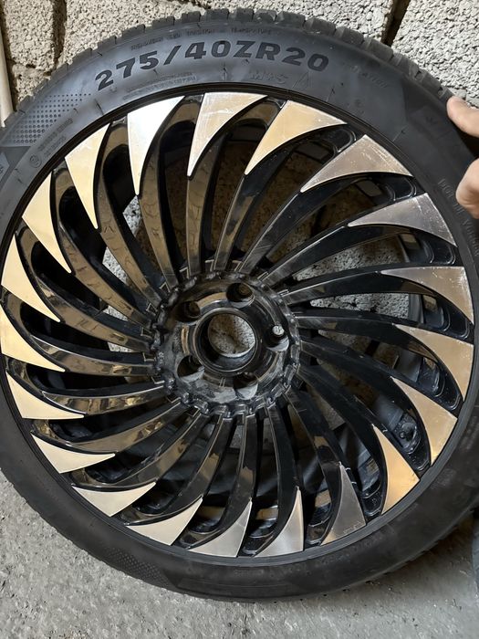 Диски с шинами, состояние хорошее, без дефектов, пробег 30.000 ровные