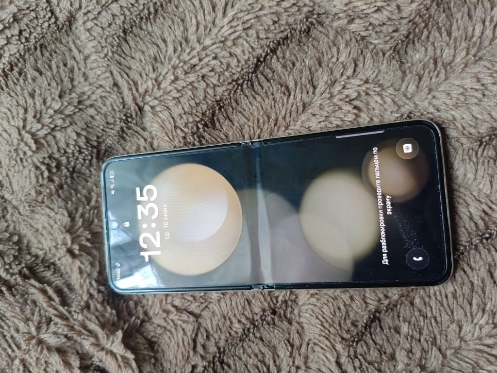 Galaxy z flip 5.