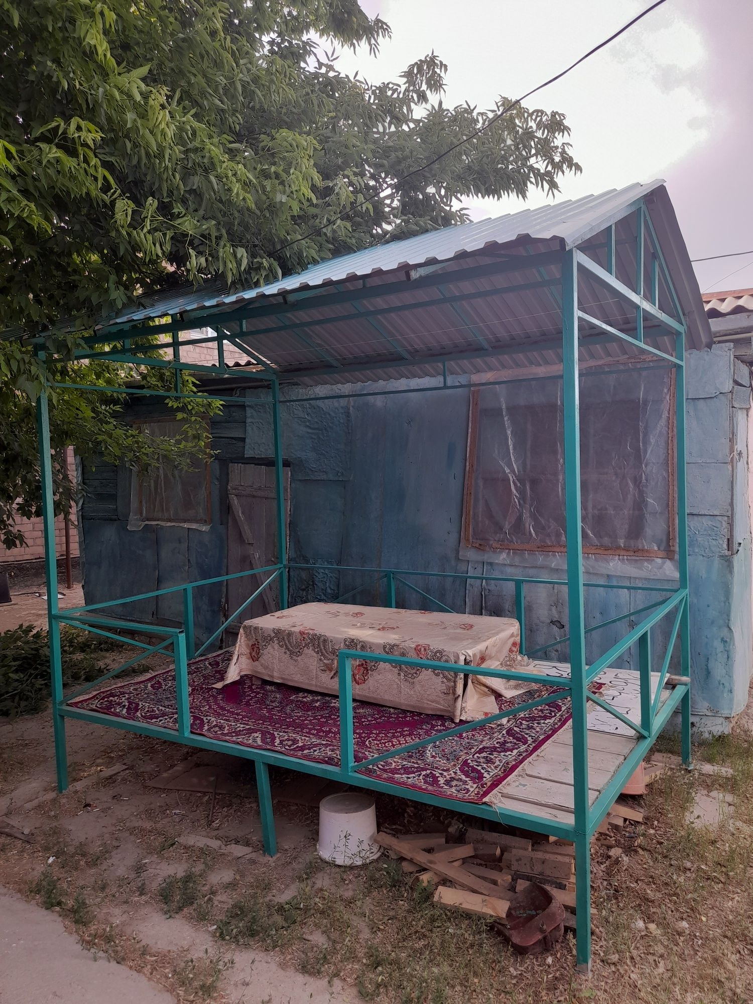 Продам беседку с крышей