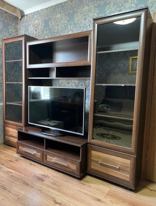 Продам стенку под телевизор!