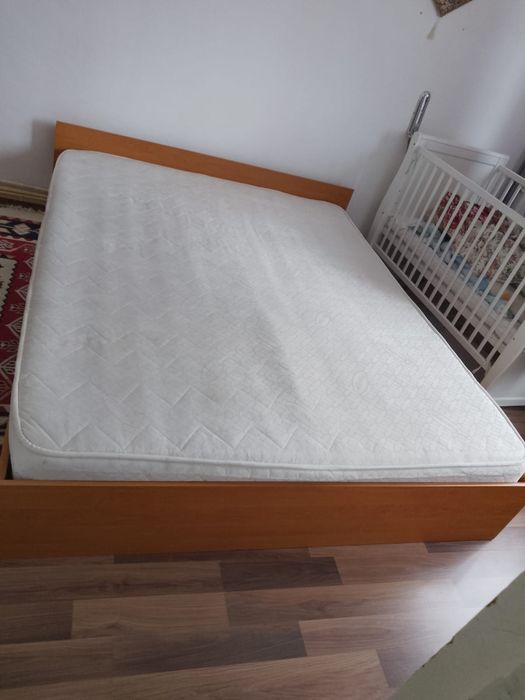 Pat dublu cu saltea– 200 x 160 cm