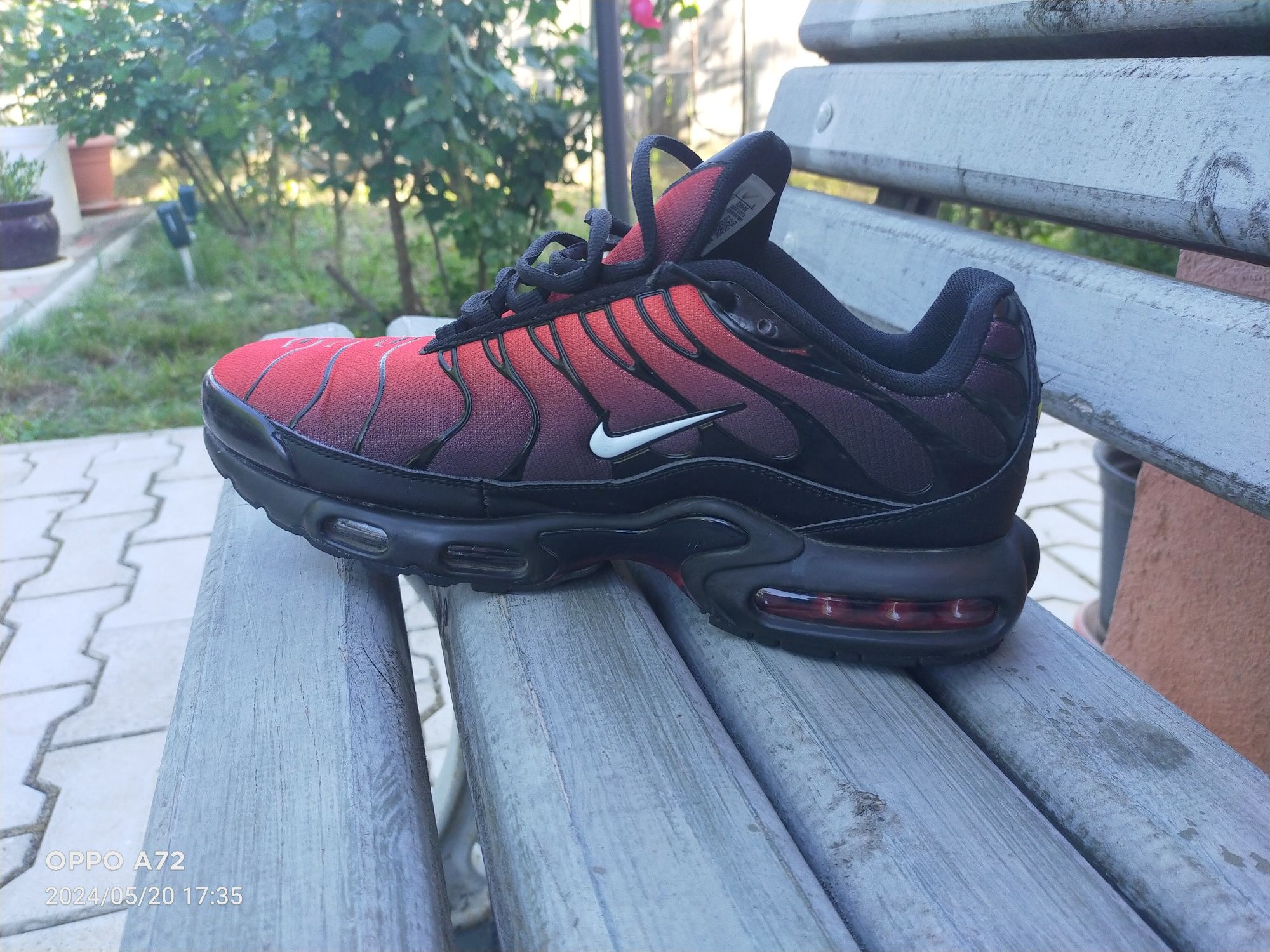 Nike tn red and black