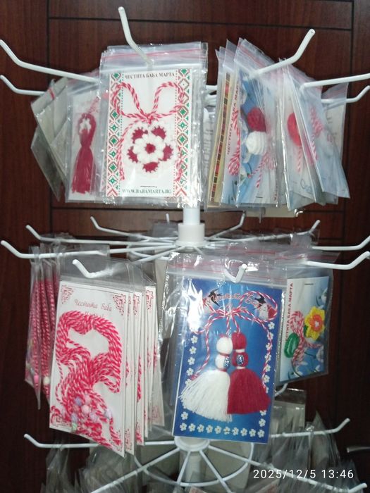 Микс от 700 мартеници с подарък въртящ стелаж на 7 реда