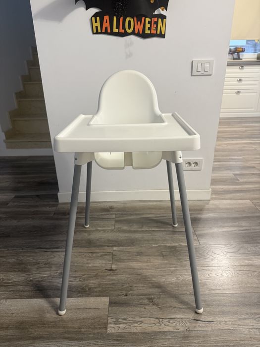 Scaun de masa Antilop Ikea si baveta Tidy Tot