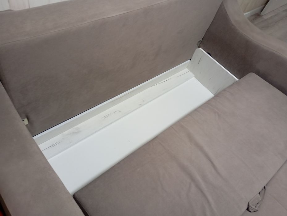 Продам диван срочно.