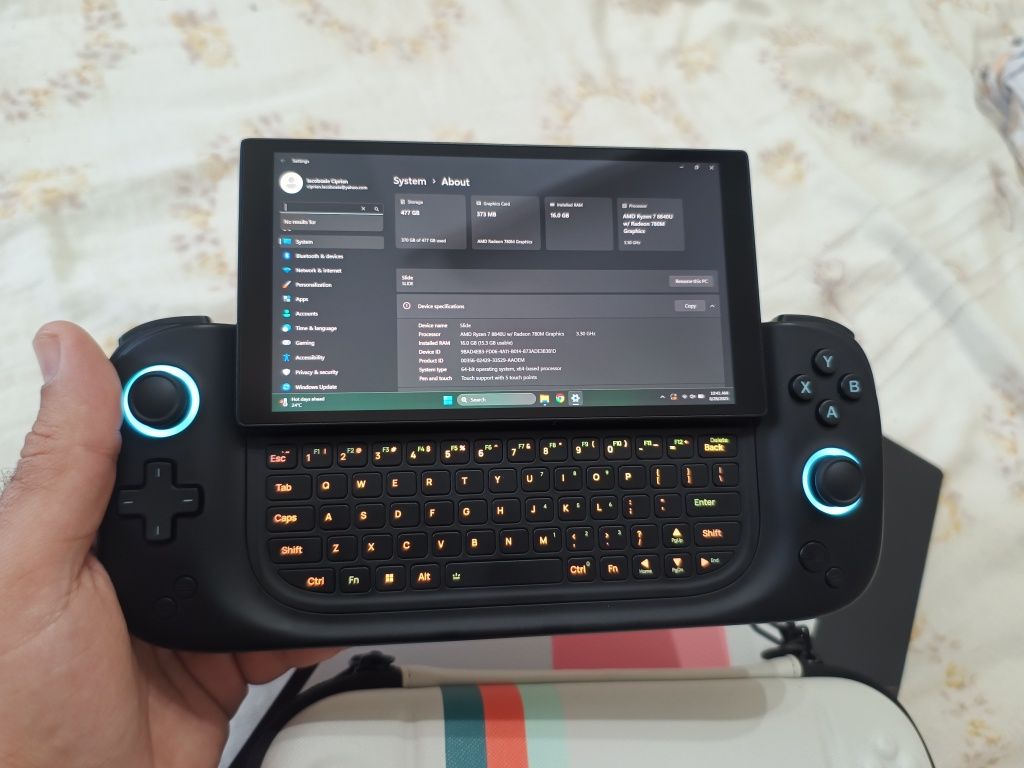 Consola Ayaneo Slide - Ryzen 8840U, 16GB ram, 512GB SSD - ca nou!