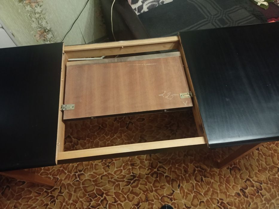 Черна разтегателна  масивна маса от дърво