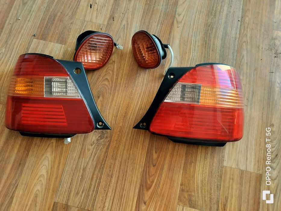 Комплект задних фонарей на Lexus ES 300.