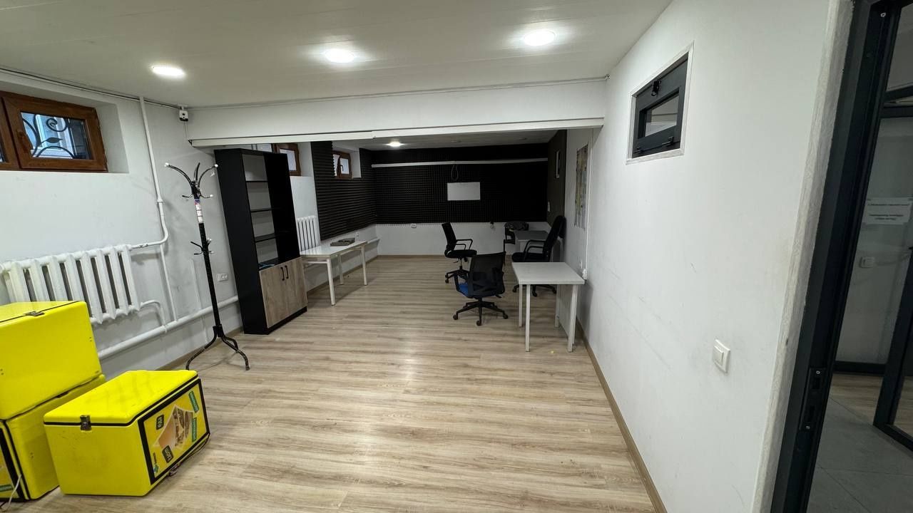 Skolniy etaj 180 m2 arendaga beriladi Yakkasaroy