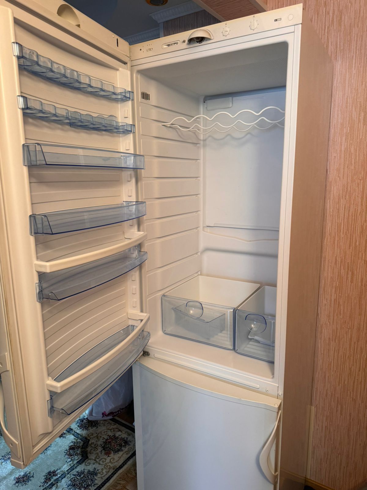 Продам холодильник "Vestfrost"