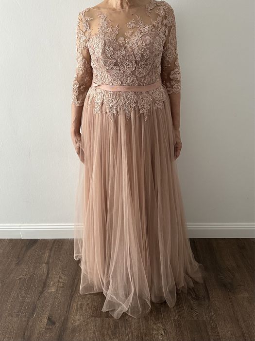 Вечернее кружевное платье