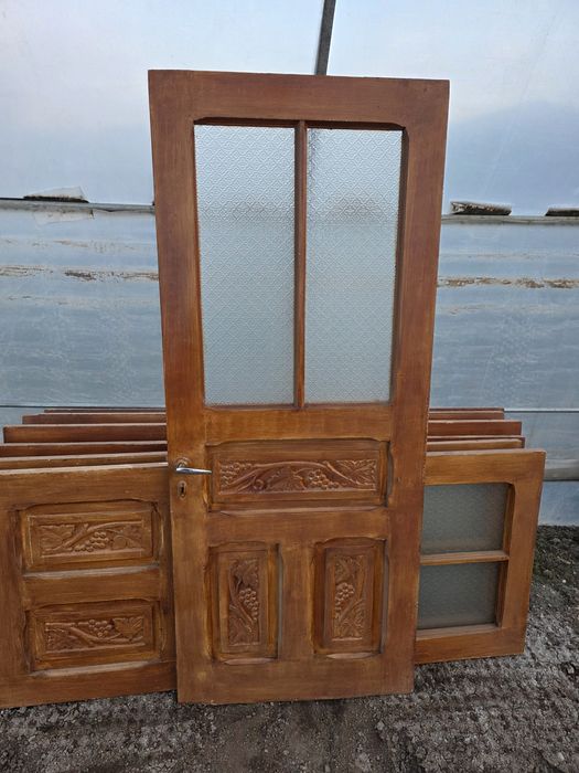 Uși din lemn masiv cu geam și modele sculptate