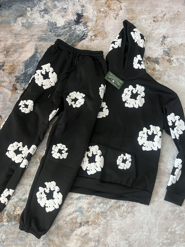 Denim Tears екип и сив суитчер