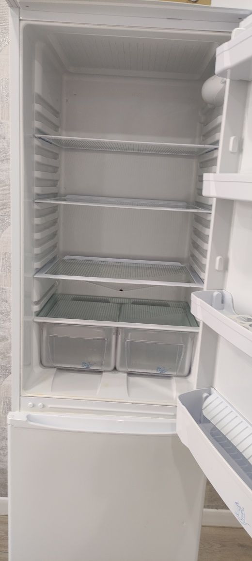 Холодильник  indesit  100 000тг.